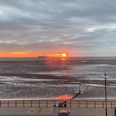 Eastcliffe Penthouse, 2 Beds & Bathrooms With Parking Cleethorpes Exterior photo