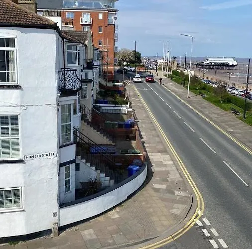 Eastcliffe Penthouse, 2 Beds & Bathrooms With Parking