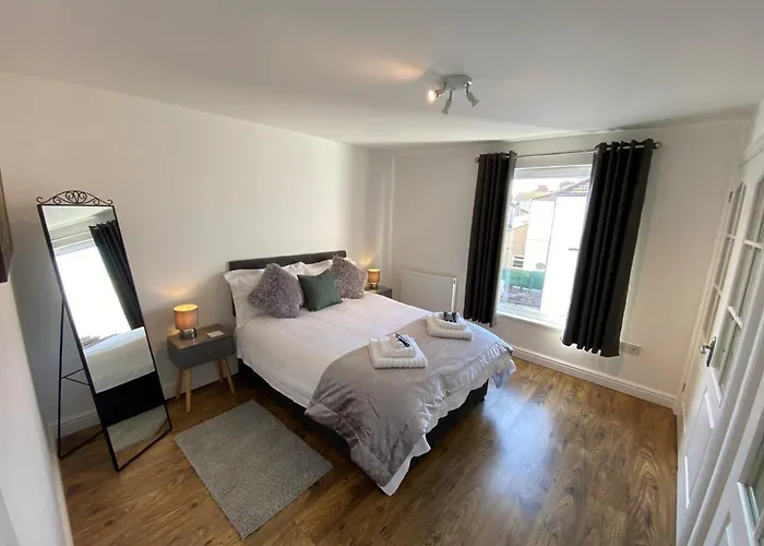 Eastcliffe Penthouse, 2 Beds & Bathrooms With Parking