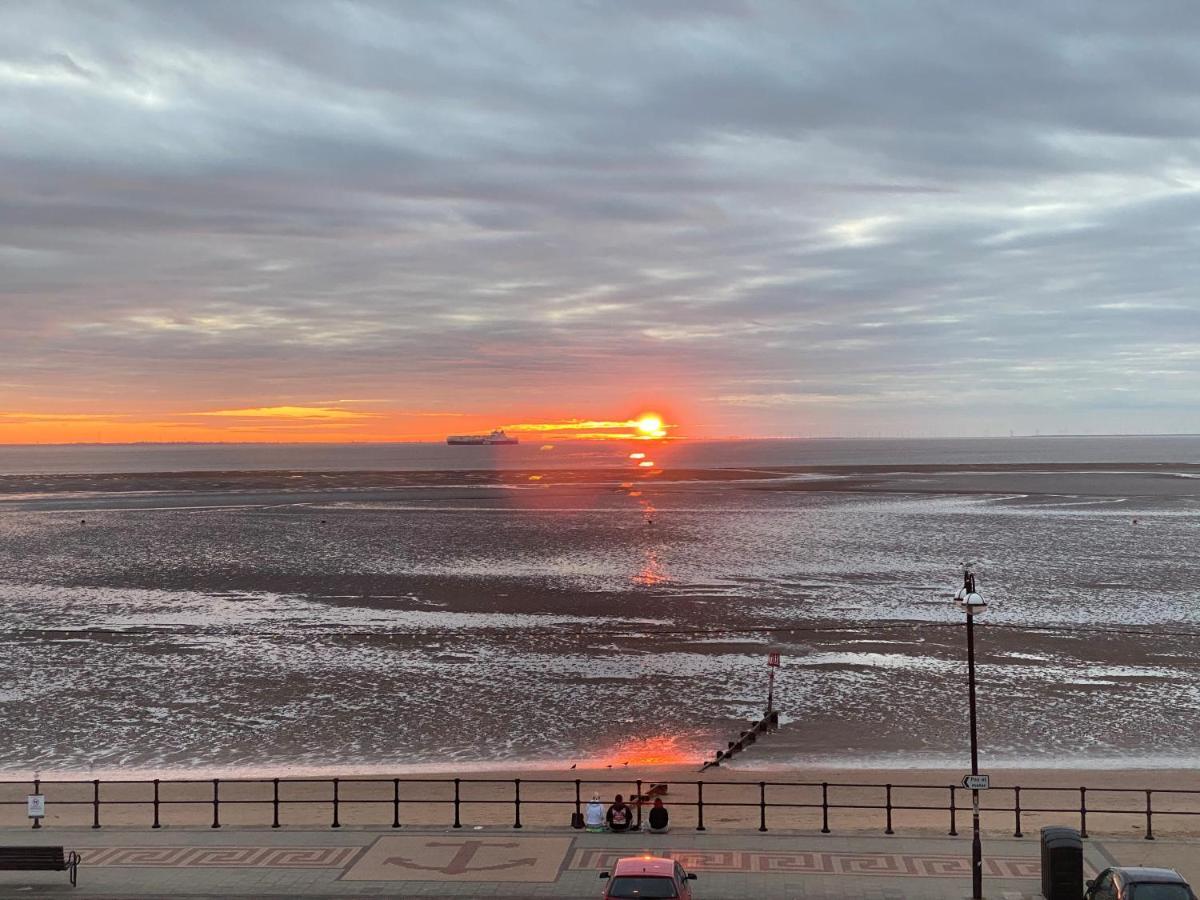 Eastcliffe Penthouse, 2 Beds & Bathrooms With Parking